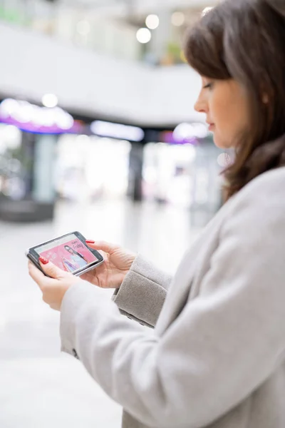 Jovem Morena Casaco Cinza Segurando Smartphone Frente Mesma Enquanto Navega — Fotografia de Stock