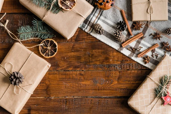 Fundo Com Caixas Embaladas Embrulhadas Com Presentes Natal Pinhas Decorações — Fotografia de Stock