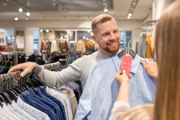 Feliz Joven Mostrando Novia Camisa Azul Con Cincuenta Por Ciento — Foto de Stock