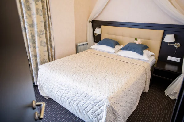 Εσωτερικό Σύγχρονο Άνετο Δωμάτιο Ξενοδοχείου Διπλό Κρεβάτι Δύο Λάμπες Και — Φωτογραφία Αρχείου