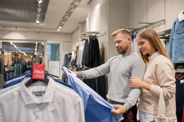 Mujer Joven Marido Mirando Camisa Azul Mientras Que Pie Por — Foto de Stock