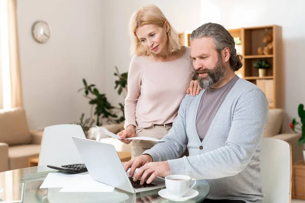 Pareja Madura Feliz Mirando Pantalla Del Ordenador Portátil Mientras Que — Foto de Stock