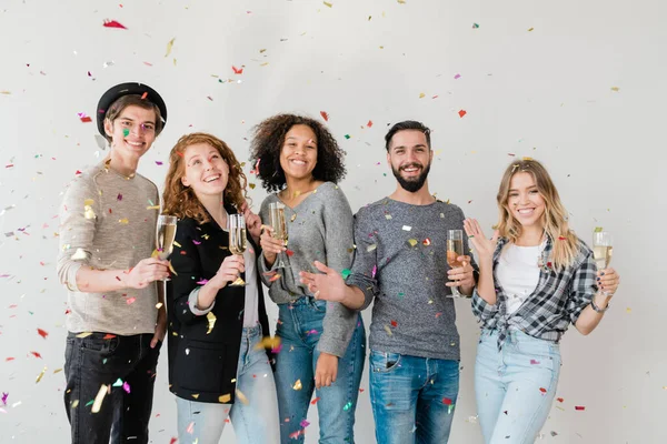 Joyful Young Friends Various Ethnicities Standing Confetti White Wall While — Stock Photo, Image