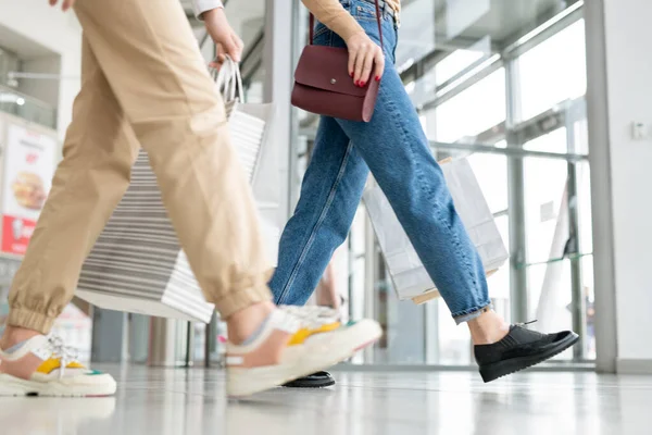 Jonge Vrouw Haar Dochter Jeans Dragen Paperbags Terwijl Het Verlaten — Stockfoto