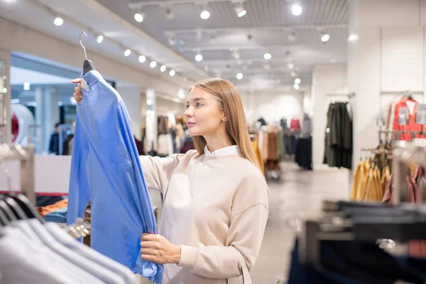 Mujer Rubia Casual Mirando Camisa Azul Departamento Ropa Mientras Visita —  Fotos de Stock