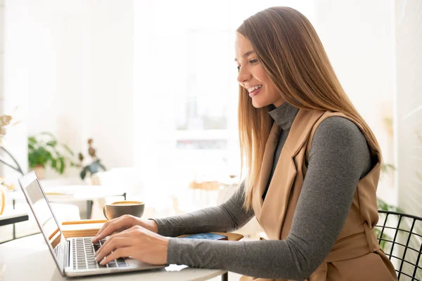 Ung Glad Affärskvinna Sitter Vid Bordet Caféet Framför Laptop Medan — Stockfoto