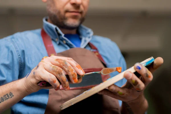 Pintor Criativo Profissional Segurando Paleta Enquanto Mistura Cores Tintas Óleo — Fotografia de Stock