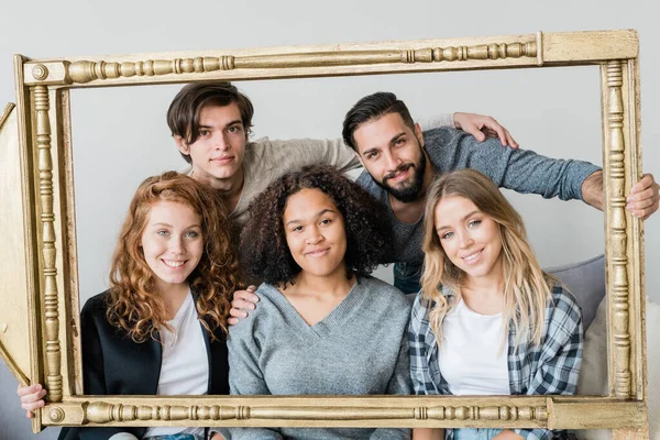 Grupo Jóvenes Amigos Adolescentes Afectuosos Sosteniendo Gran Marco Decorativo Madera — Foto de Stock