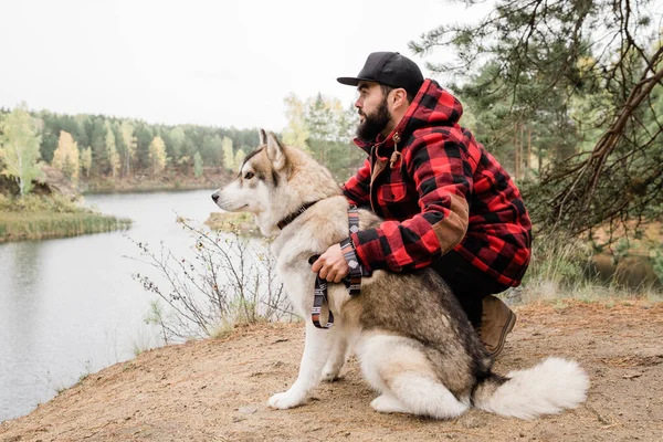 Giovane Uomo Barbuto Casualwear Abbracciando Cane Husky Mentre Trascorre Del — Foto Stock