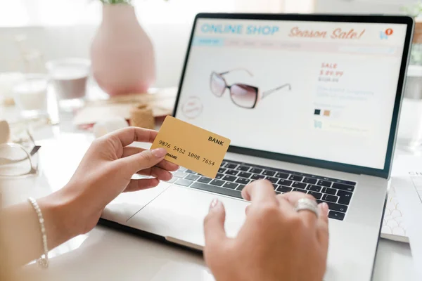 Samtida Kvinnlig Shoppare Håller Bankkort Över Laptop Knappsats Medan Bläddrar — Stockfoto