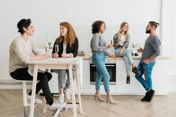 Feliz Joven Pareja Con Flautas Champán Sentado Mesa Charlando Sobre —  Fotos de Stock