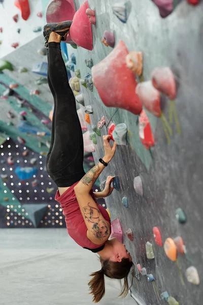 Junge Sportlerin Hängt Kopfüber Mit Füßen Und Händen Künstlichen Felsen — Stockfoto