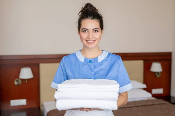 Mooi Jong Kamermeisje Holding Stack Van Witte Schone Handdoeken Tijdens — Stockfoto