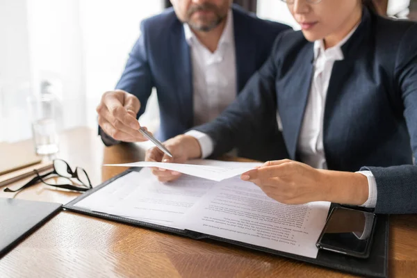 Contemporary Businessman Pointing Paper Held Read Young Asian Woman Table — ストック写真