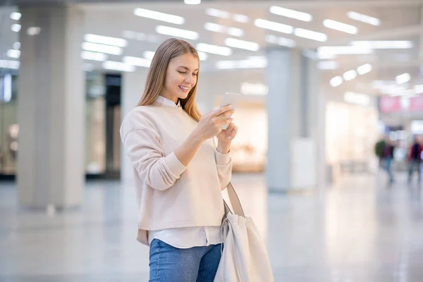 Bella Donna Casuale Scorrimento Smartphone Durante Ricerca Beni Online All — Foto Stock