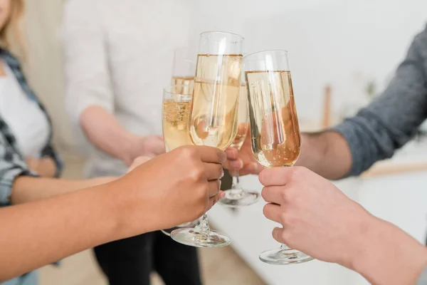 Ruce Mladých Multiraciálních Přátel Cinkání Flétnami Šumivého Šampaňského Při Připíjení — Stock fotografie