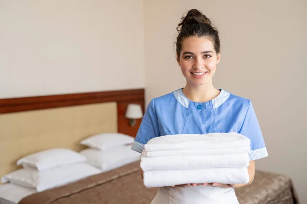Pretty Young Smiling Chamber Maid Uniform Holding Stack White Clean — Stock Photo, Image