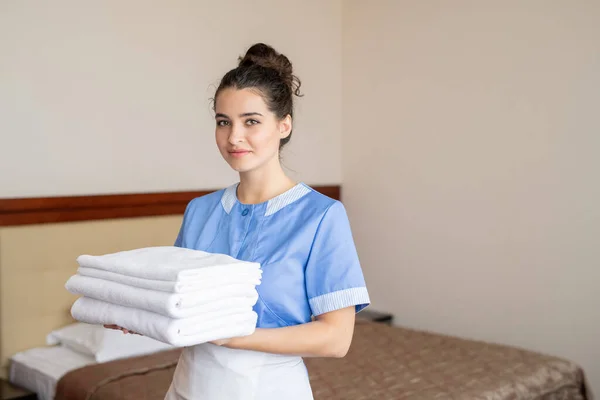 Mulher Bonita Uniforme Empregada Doméstica Câmara Olhando Para Você Enquanto — Fotografia de Stock