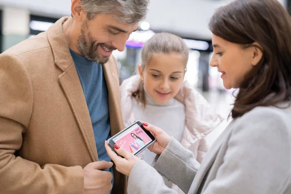 Bella Moglie Con Smartphone Che Mostra Marito Figlia Nuovo Negozio — Foto Stock