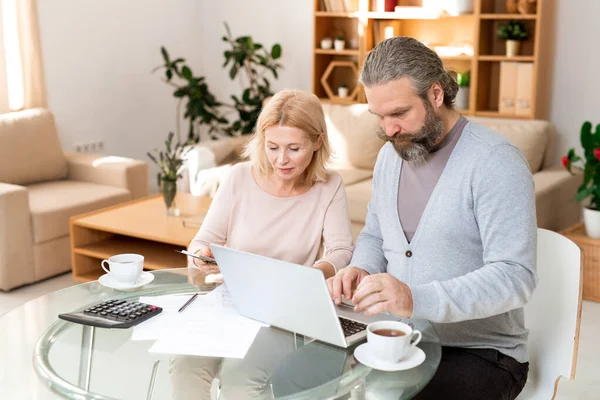 Gammal Affärsman Koncentrerar Sig Nätverk Medan Hans Kollega Läser Dokument — Stockfoto