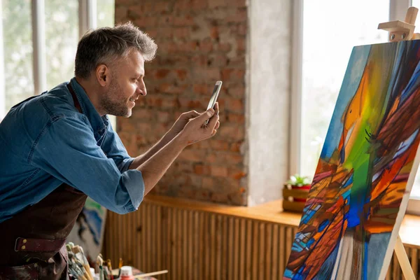 Vista Lateral Artista Feliz Mediana Edad Con Teléfono Inteligente Tomando —  Fotos de Stock