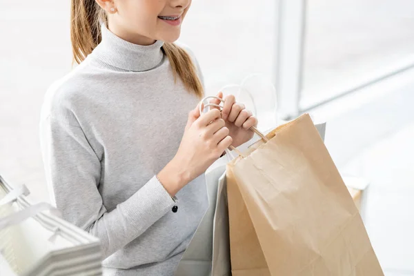 Połowa Sekcji Cute Girl Casualwear Gospodarstwa Papierowa Torba Zakupem Podczas — Zdjęcie stockowe