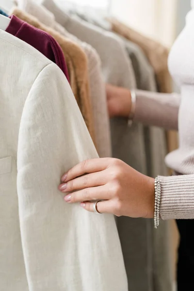 Mano Mujer Joven Sosteniendo Por Manga Chaqueta Blanca Nueva Colección — Foto de Stock