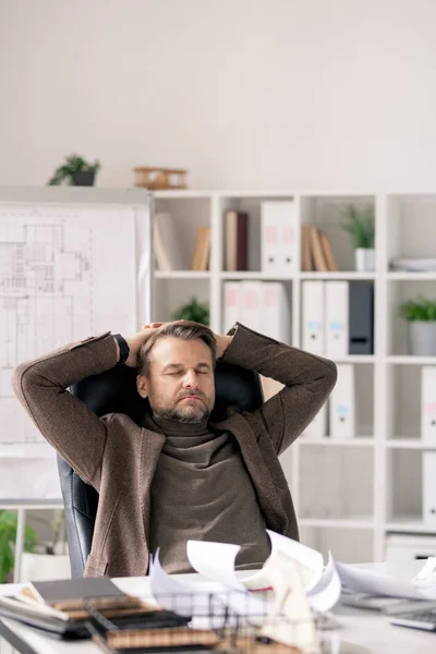 Volwassen Kantoormedewerker Ingenieur Formele Kleding Zittend Fauteuil Aan Bureau Met — Stockfoto