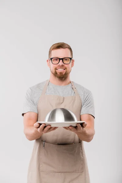 Felice Cameriere Barbuto Grembiule Occhiali Passando Cloche Con Cibo Cotto — Foto Stock