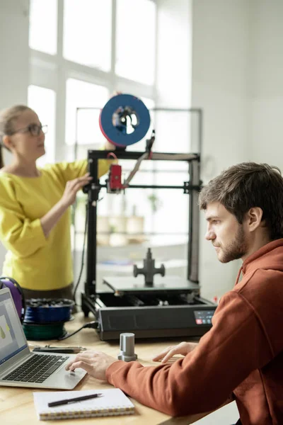 Serieuze Ontwerper Concentreert Zich Online Werk Voorkant Van Laptop Achtergrond — Stockfoto