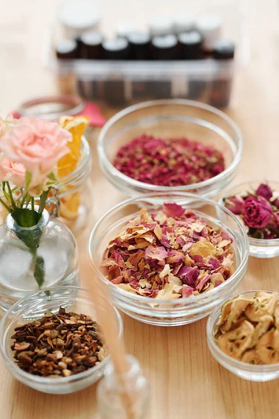 Gläser Mit Trockenen Aromatischen Zutaten Gewürzen Und Birnenscheiben Auf Holztisch — Stockfoto