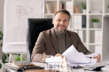 Ofisteki masanızdan size bakarken resmi giyimde kağıt ya da planlarla çalışan başarılı bir mühendis ya da mimar.