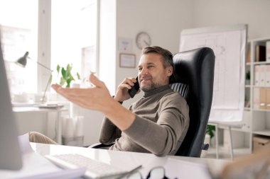 Olgun başarılı girişimci ya da akıllı telefonu olan bir ajan, müşteriye iş yeri danışmanlığı yaparken