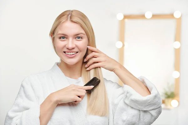 Söt Ung Kvinna Med Toothy Leende Borsta Hennes Långa Blonda — Stockfoto