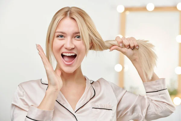 Excited Girl Beige Pajamas Boasting Long Thick Blond Healthy Hair — ストック写真