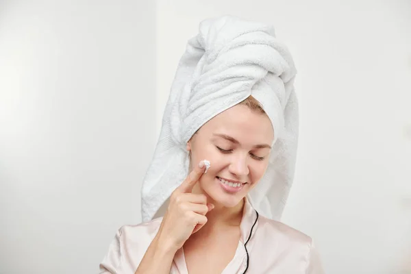 Vrij Jonge Tevreden Vrouw Aanbrengen Hydraterende Crème Haar Gezicht Ochtend — Stockfoto