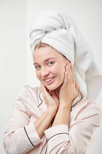 Mulher Jovem Saudável Com Sorriso Dente Tocando Seu Rosto Limpo — Fotografia de Stock