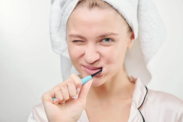 Mujer Joven Fresca Con Toalla Cabeza Cepillándose Los Dientes Baño —  Fotos de Stock