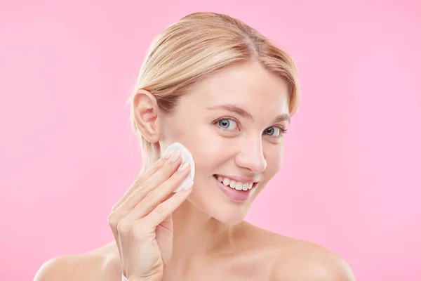 Mulher Sorridente Muito Jovem Com Almofada Algodão Aplicando Toner Água — Fotografia de Stock