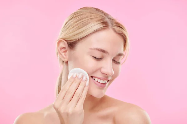 Mujer Bastante Joven Sonriente Con Almohadilla Algodón Disfrutando Del Procedimiento —  Fotos de Stock