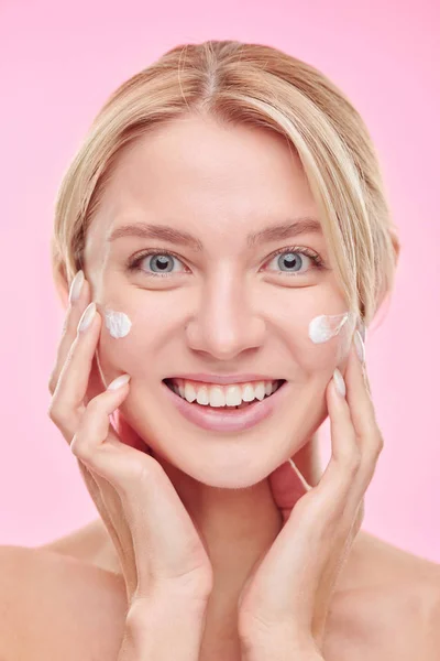 Joven Mujer Alegre Con Sonrisa Dientes Mimos Crema Cara Después — Foto de Stock