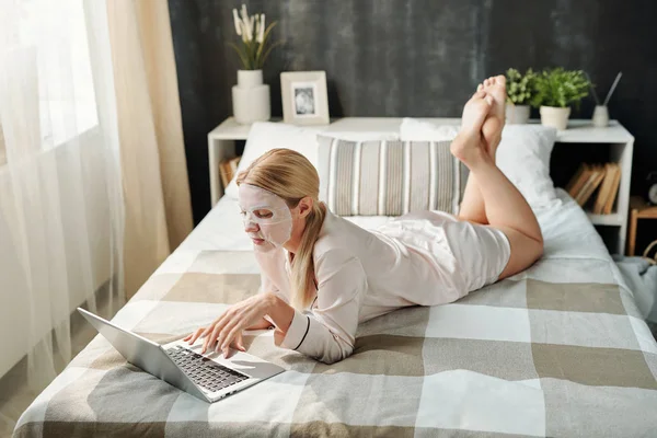 Entspanntes Blondes Mädchen Seidenen Pyjama Mit Textilmaske Gesicht Während Vor — Stockfoto