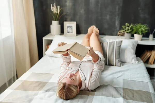 Menina Loira Pijama Deitada Cama Ler Livro Enquanto Prepara Para — Fotografia de Stock