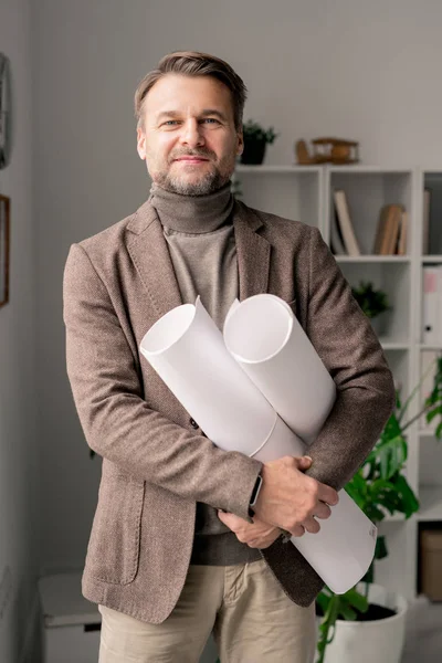 Succesvolle Rijpe Ingenieur Architect Met Opgerolde Blauwdrukken Met Nieuwe Schetsen — Stockfoto