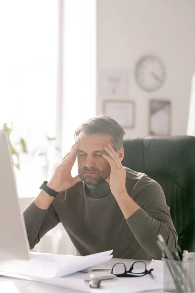 Gammal Trött Affärsman Med Slutna Ögon Försöker Koncentrera Sig Medan — Stockfoto