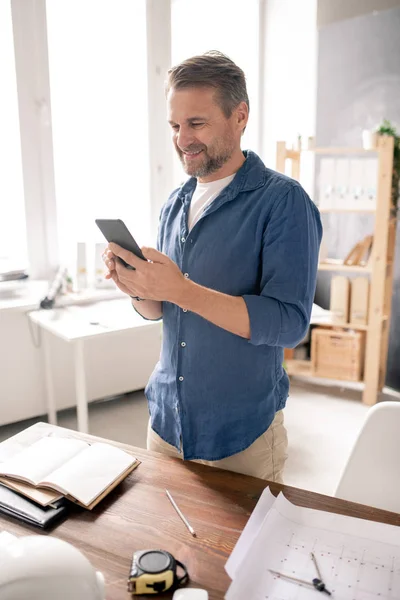 Glada Mogna Ingenjör Med Smartphone Rulla Genom Kontakter Eller Sms — Stockfoto