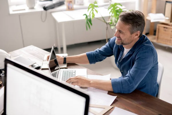 Happy Engineer Sitting Front Laptop Display Surfing Net Making Notes — Stock Photo, Image