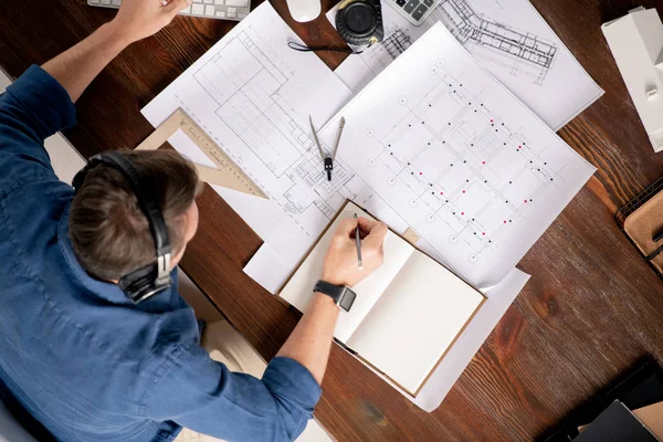 Ansicht Des Professionellen Ingenieurs Mit Notizbuch Und Bleistift Der Tisch — Stockfoto