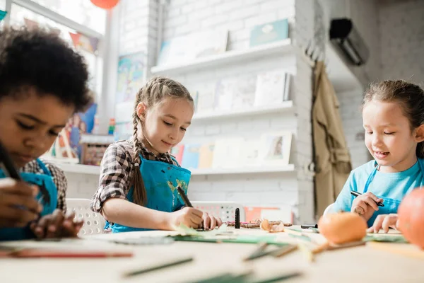 Dos Tímidas Niñas Diligentes Niño Africano Sentadas Por Escritorio Salón — Foto de Stock