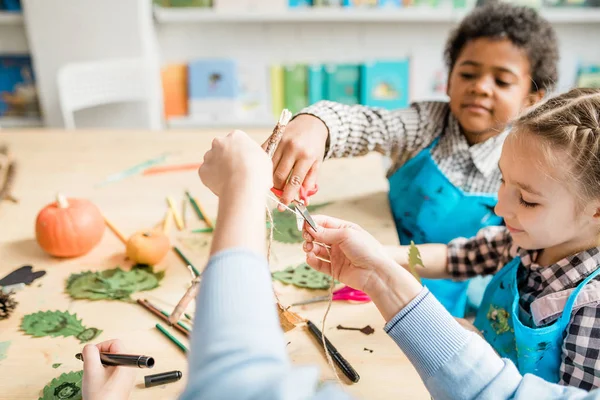 Netter Schuljunge Schneidet Faden Mit Der Schere Während Seinem Lehrer — Stockfoto